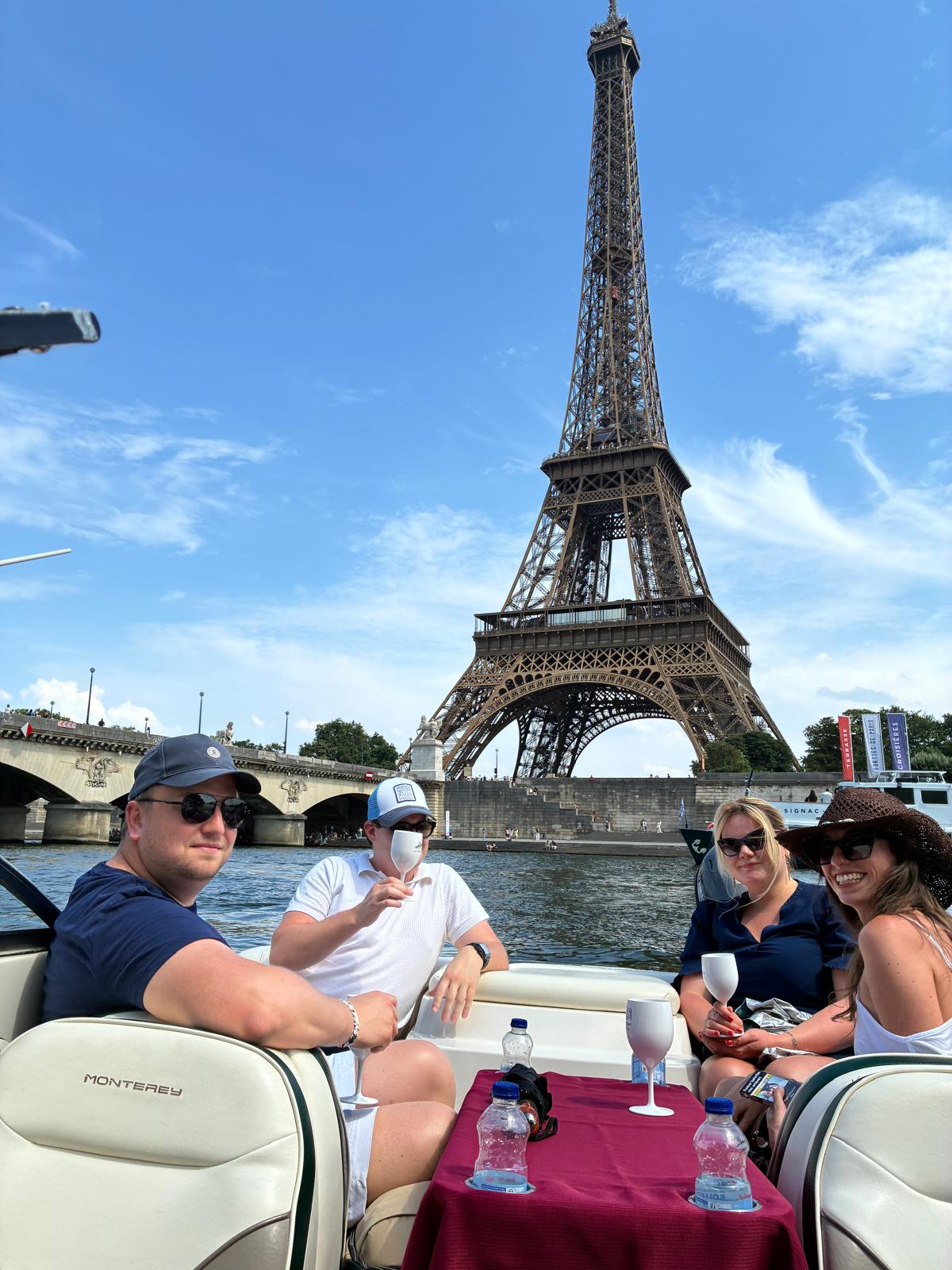 Passagers à bord de Paris Boat Ride