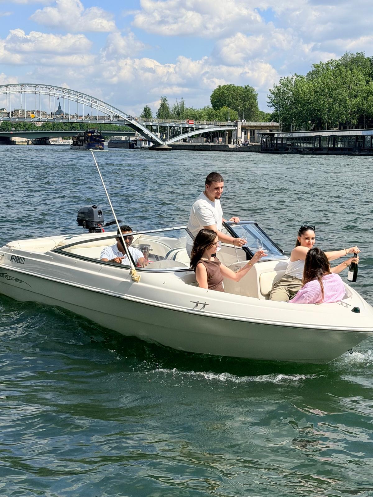 Navigation sur la Seine en soirée